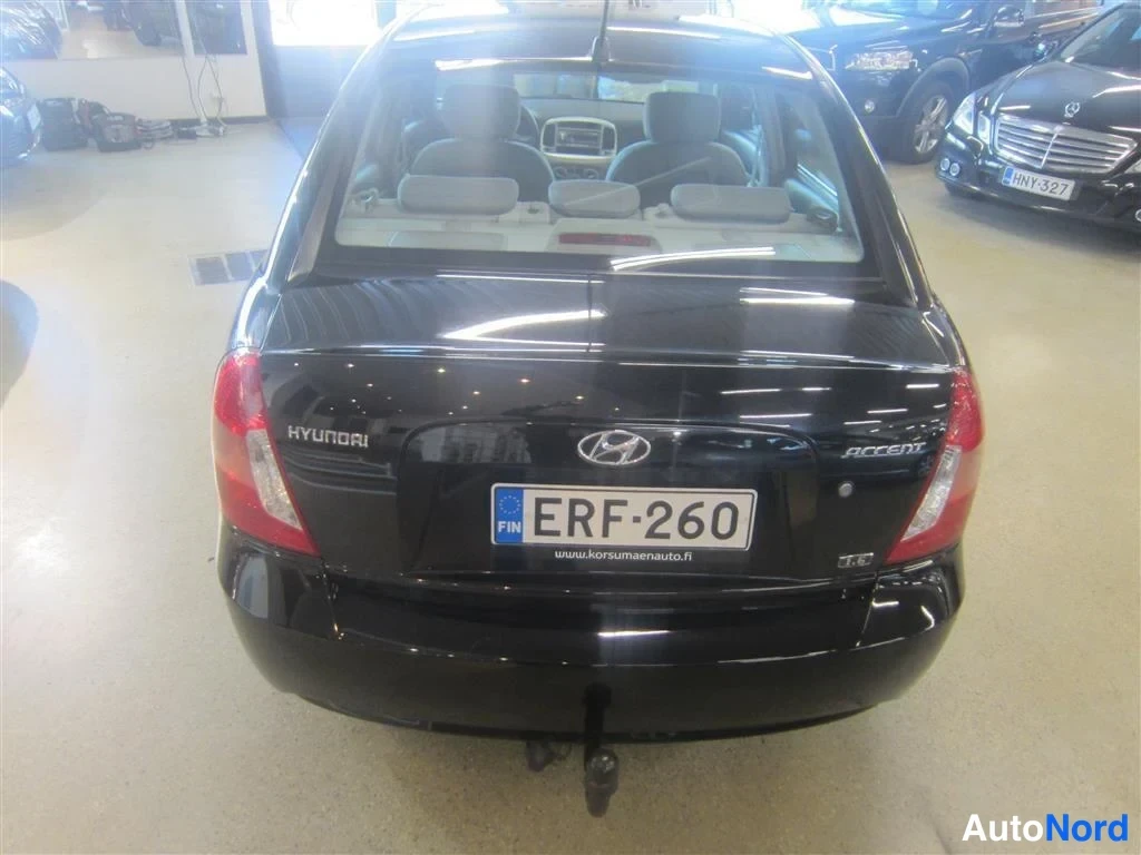 Musta Hyundai Accent 2006, takaa, kuva 8