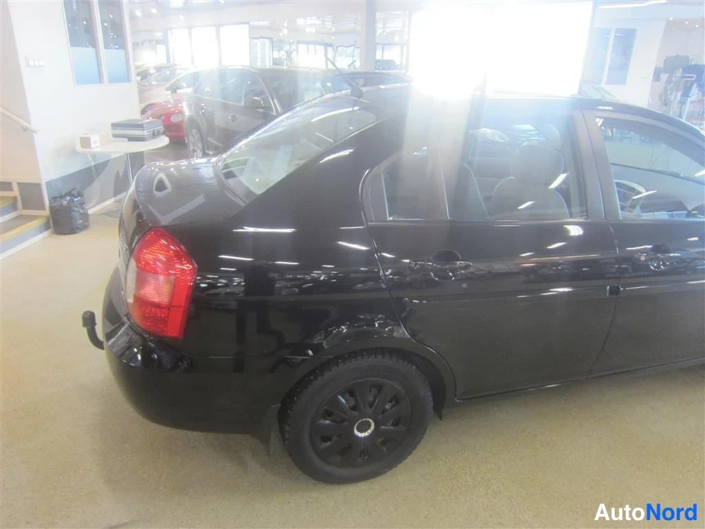 Musta Hyundai Accent 2006, takaviisto, kuva 7