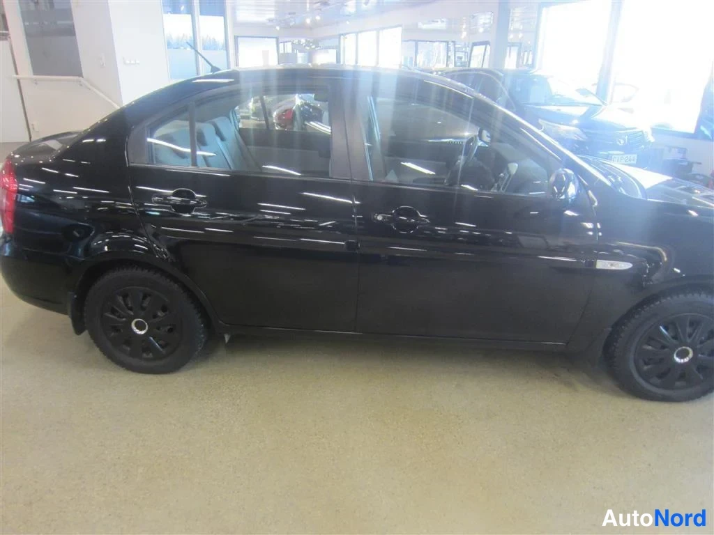 Musta Hyundai Accent 2006, takaviisto, kuva 5