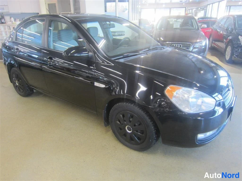 Musta Hyundai Accent 2006, etuviisto, keula oikealle, kuva 3