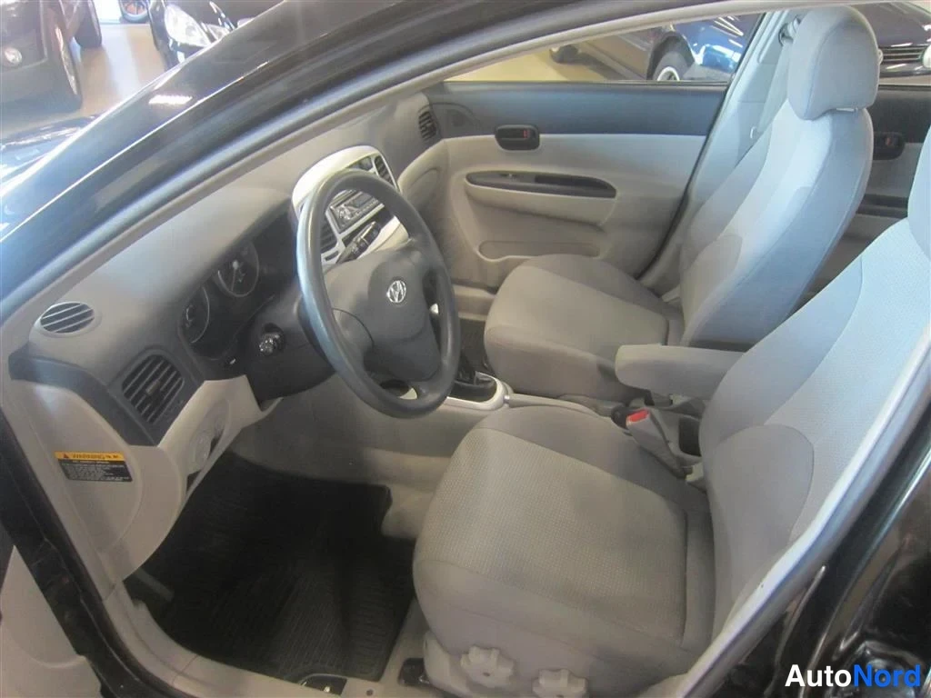 Musta Hyundai Accent 2006, ohjaamo, kuva 9