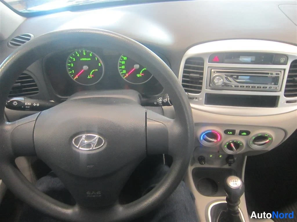 Musta Hyundai Accent 2006, ohjaamo, kuva 10