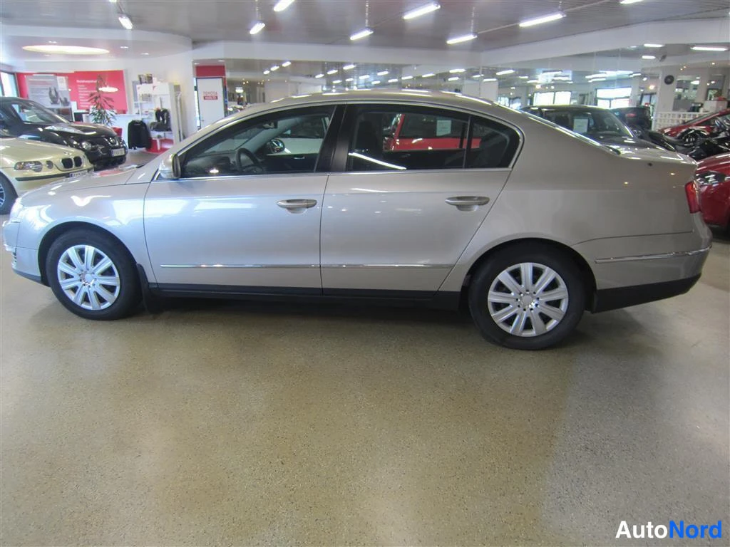 Beige Volkswagen Passat 2006, sivulta, kuva 3