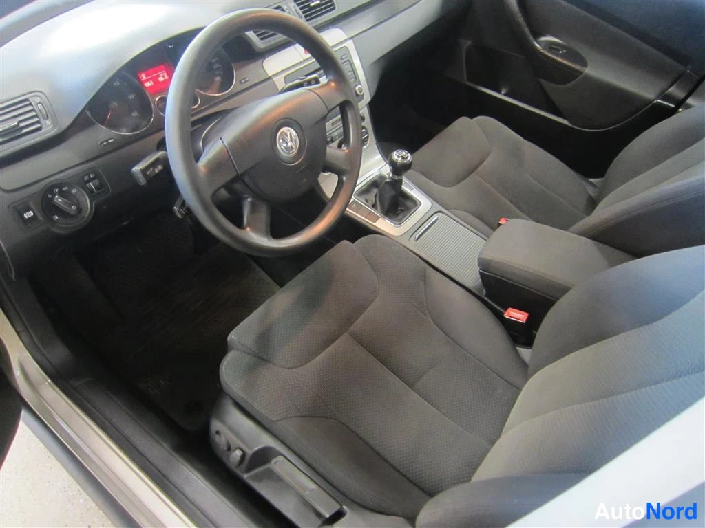 Beige Volkswagen Passat 2006, ohjaamo, kuva 6