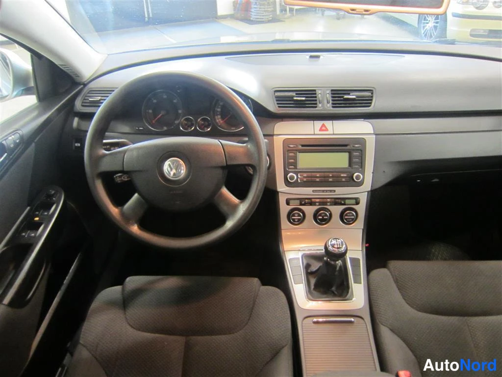 Beige Volkswagen Passat 2006, ohjaamo, kuva 7