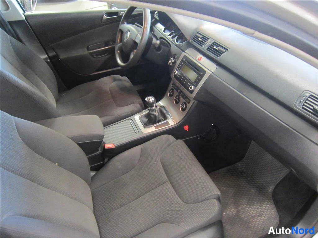 Beige Volkswagen Passat 2006, ohjaamo, kuva 8