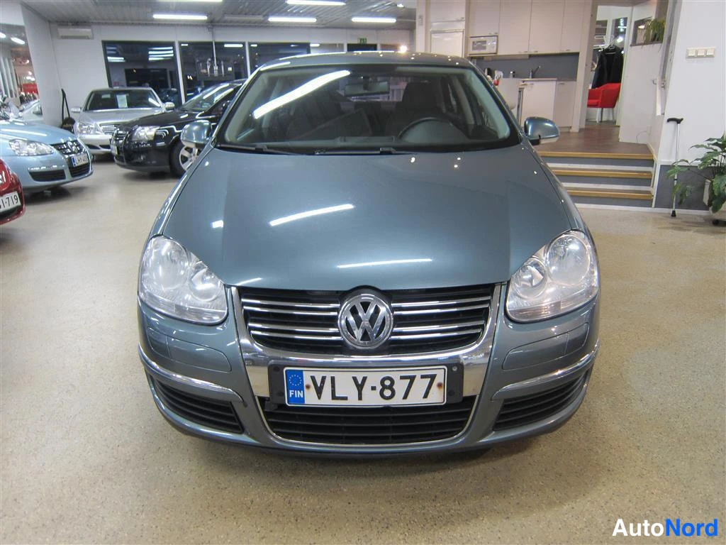 Vihreä Volkswagen Jetta 2007, edestä, kuva 3
