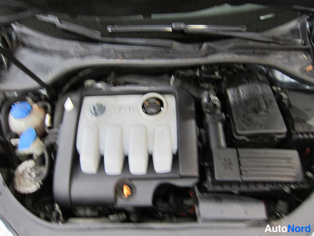 Vihreä Volkswagen Jetta 2007, moottoritila, kuva 12