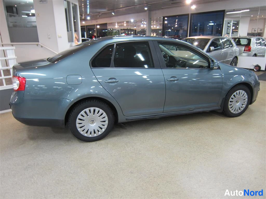 Vihreä Volkswagen Jetta 2007, sivulta, kuva 4
