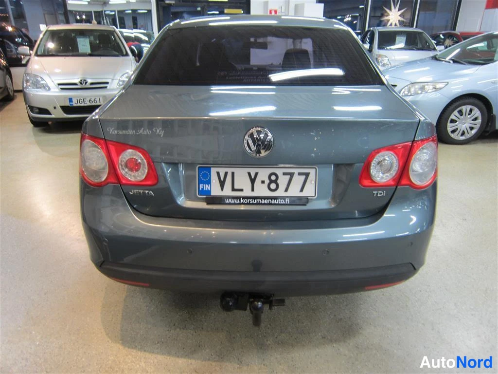 Vihreä Volkswagen Jetta 2007, takaa, kuva 5