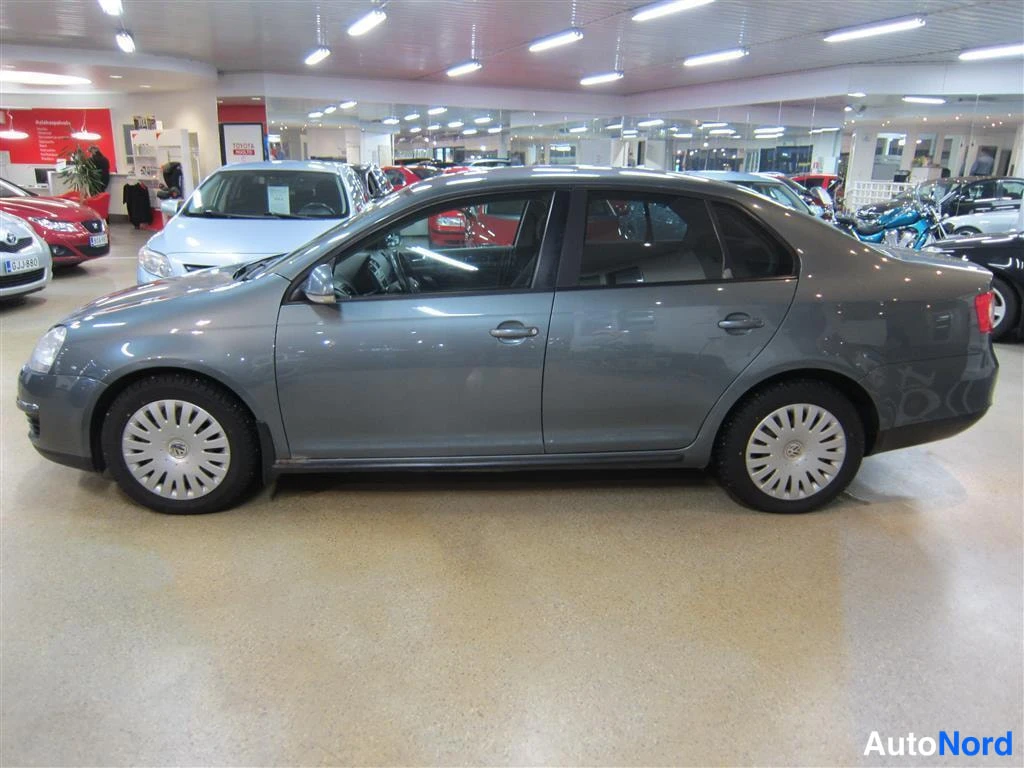 Vihreä Volkswagen Jetta 2007, etuviisto, keula vasemmalle, kuva 2