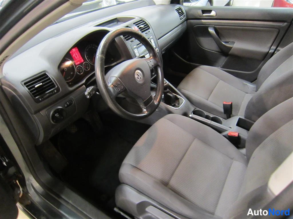 Vihreä Volkswagen Jetta 2007, ohjaamo, kuva 6