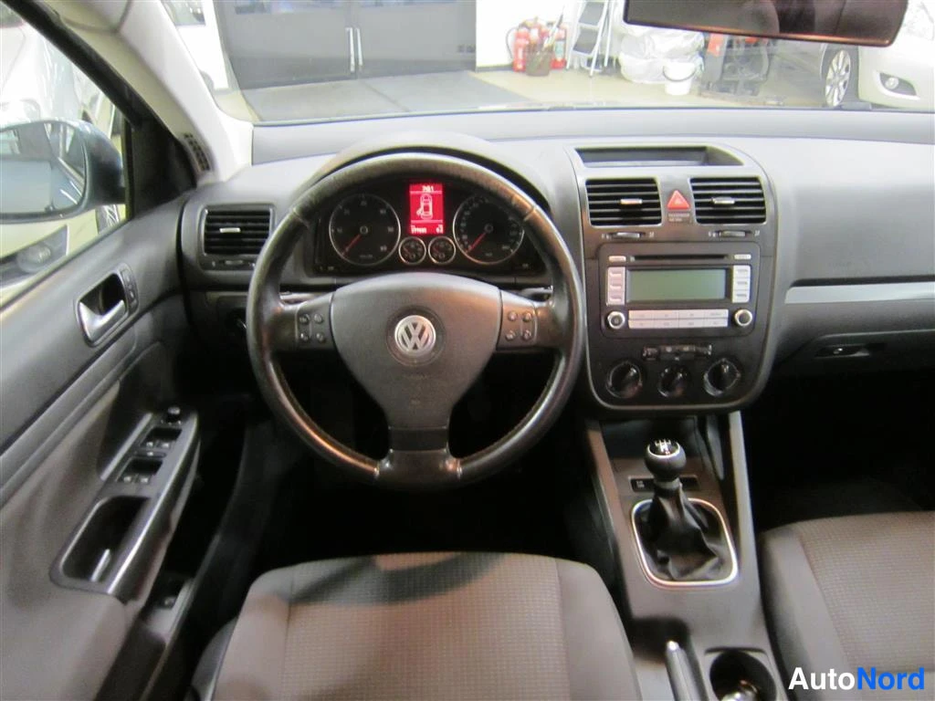 Vihreä Volkswagen Jetta 2007, ohjaamo, kuva 7