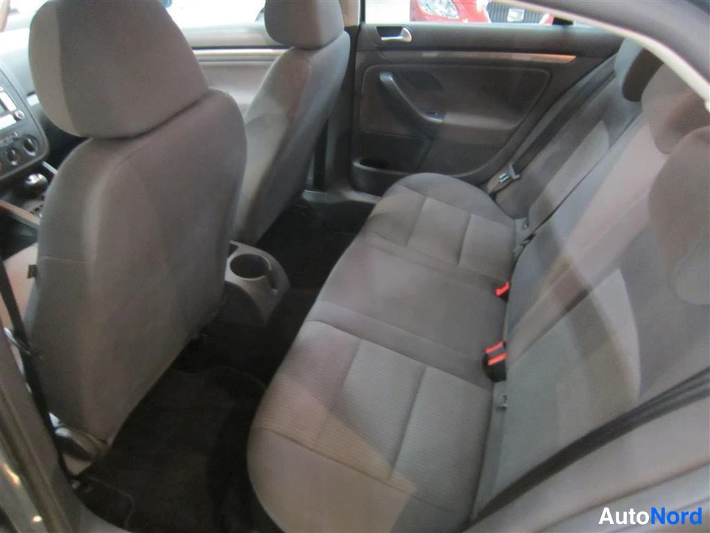 Vihreä Volkswagen Jetta 2007, takaistuimet, kuva 9