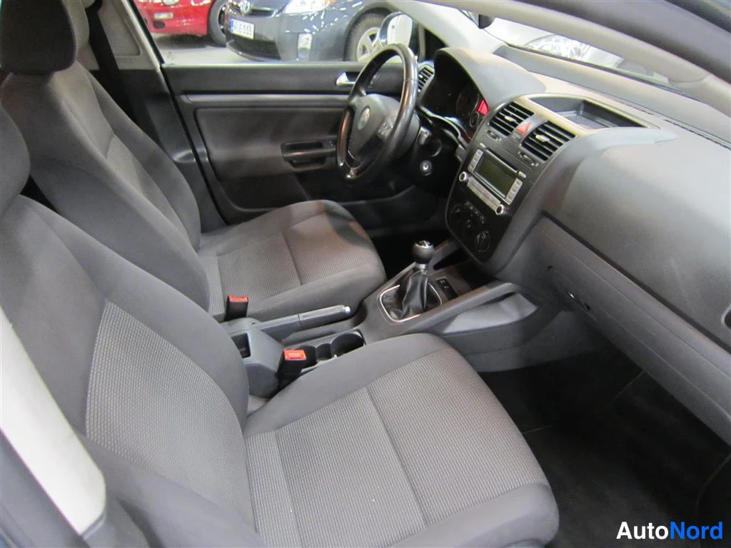 Vihreä Volkswagen Jetta 2007, ohjaamo, kuva 8