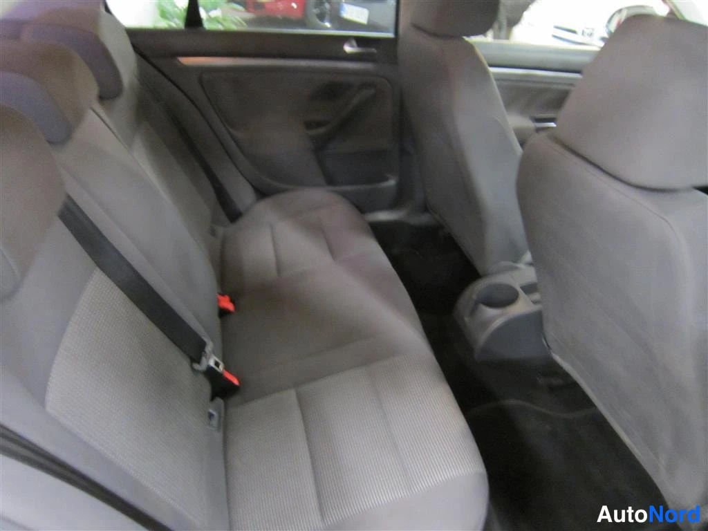 Vihreä Volkswagen Jetta 2007, takaistuimet, kuva 10