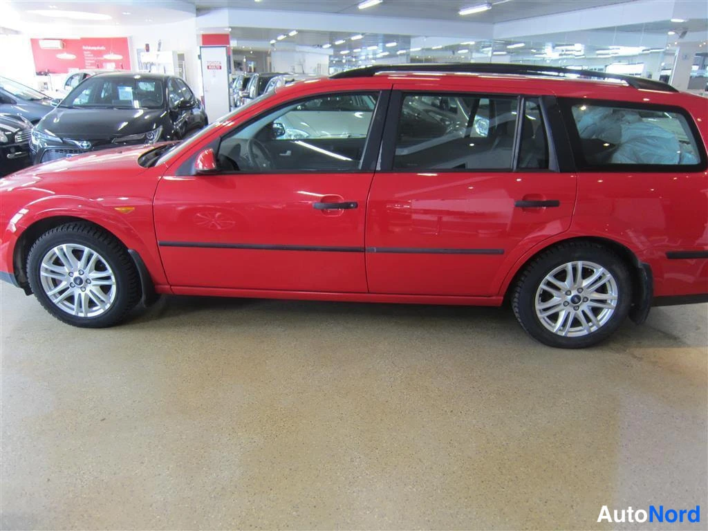 Punainen Ford Mondeo 2002, sivulta, kuva 4