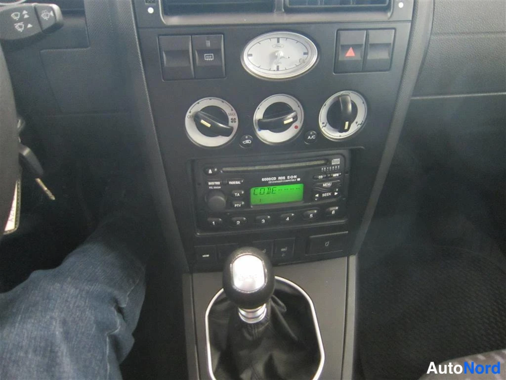 Punainen Ford Mondeo 2002, yksityiskohta, kuva 17
