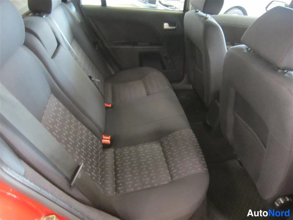 Punainen Ford Mondeo 2002, takaistuimet, kuva 13