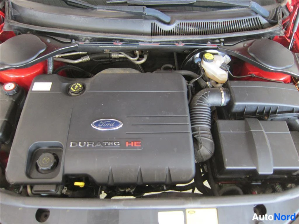 Punainen Ford Mondeo 2002, moottoritila, kuva 15