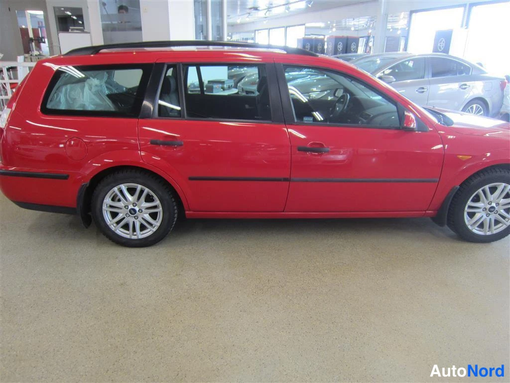 Punainen Ford Mondeo 2002, sivulta, kuva 5