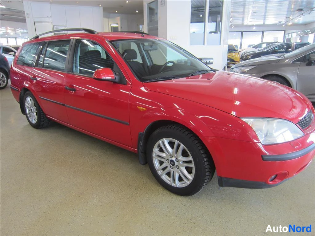 Punainen Ford Mondeo 2002, etuviisto, keula oikealle, kuva 2