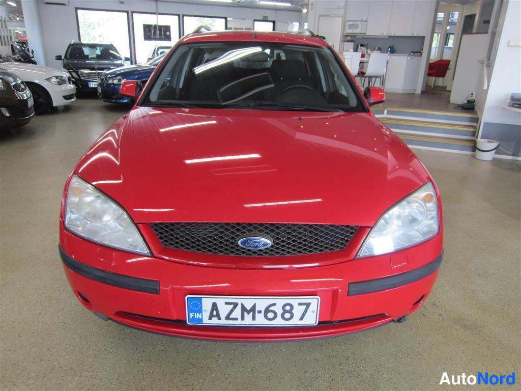 Punainen Ford Mondeo 2002, edestä, kuva 3