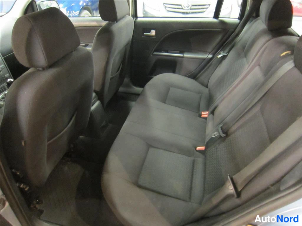 Sininen Ford Mondeo 2004, takaistuimet, kuva 9
