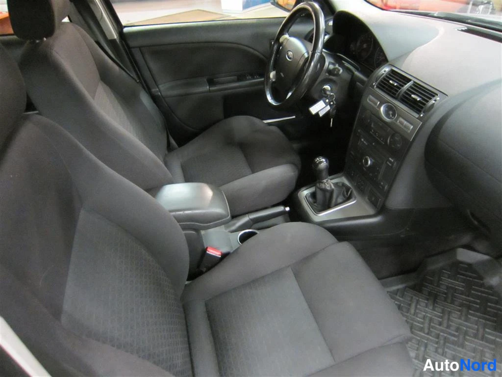 Sininen Ford Mondeo 2004, etuistuimet, kuva 8