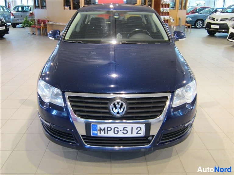 Musta Volkswagen Passat 2005, edestä, kuva 3