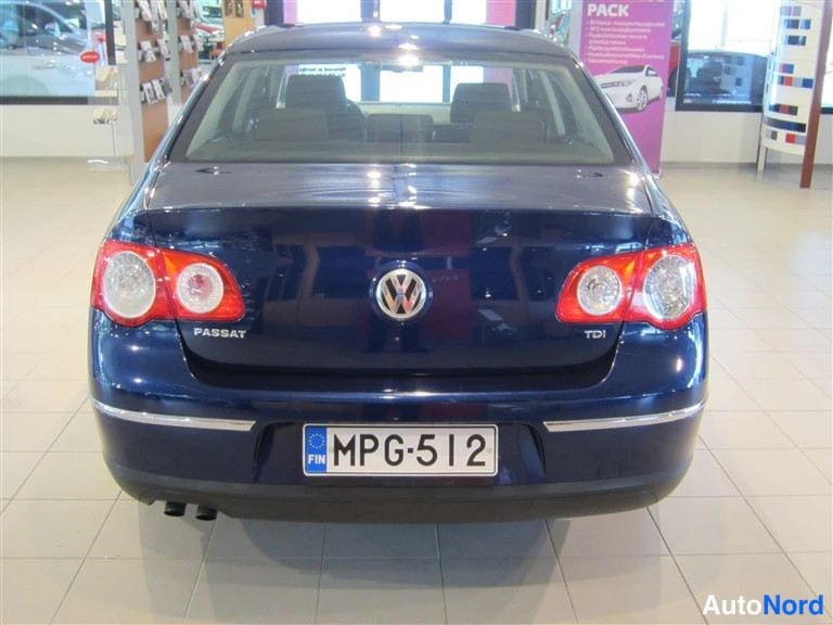 Musta Volkswagen Passat 2005, takaa, kuva 5