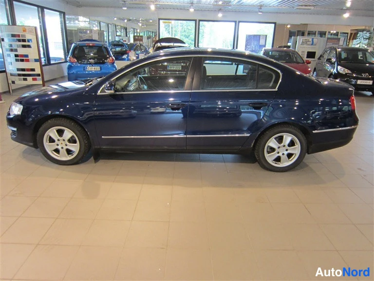 Musta Volkswagen Passat 2005, etuviisto, keula vasemmalle, kuva 2