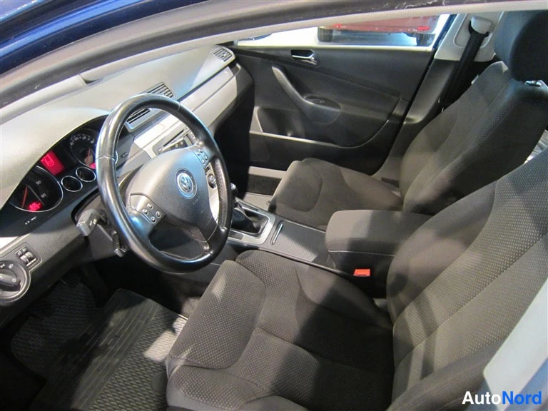 Musta Volkswagen Passat 2005, ohjaamo, kuva 6