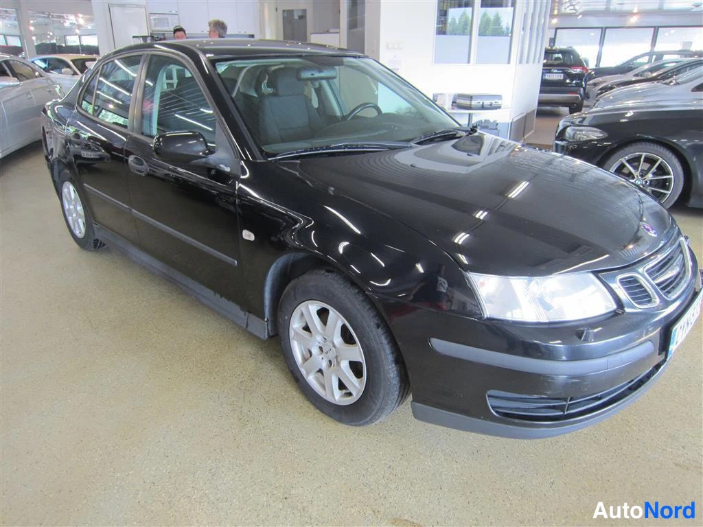 Musta Saab 9-3 2005, etuviisto, keula oikealle, kuva 2