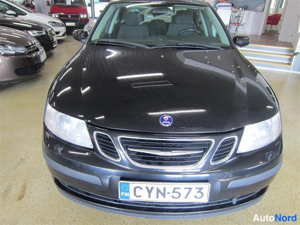 Musta Saab 9-3 2005, edestä, kuva 3