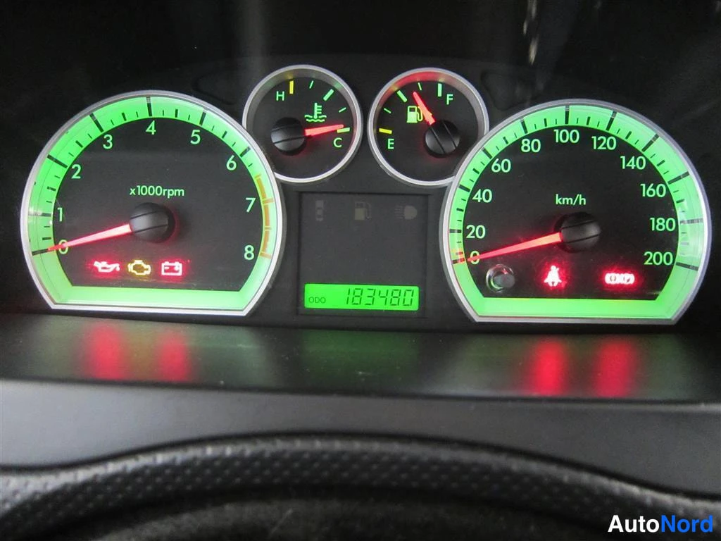 Punainen Chevrolet Aveo 2007, yksityiskohta, kuva 16