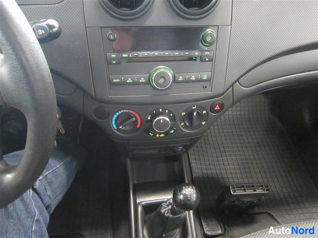 Punainen Chevrolet Aveo 2007, yksityiskohta, kuva 17