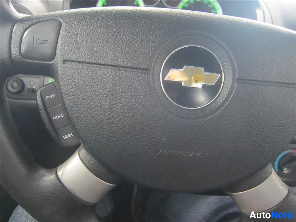Punainen Chevrolet Aveo 2007, yksityiskohta, kuva 19