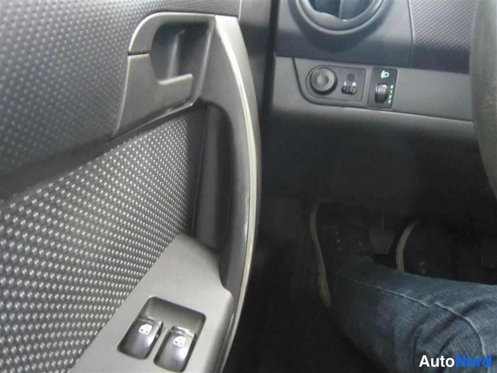 Punainen Chevrolet Aveo 2007, yksityiskohta, kuva 20