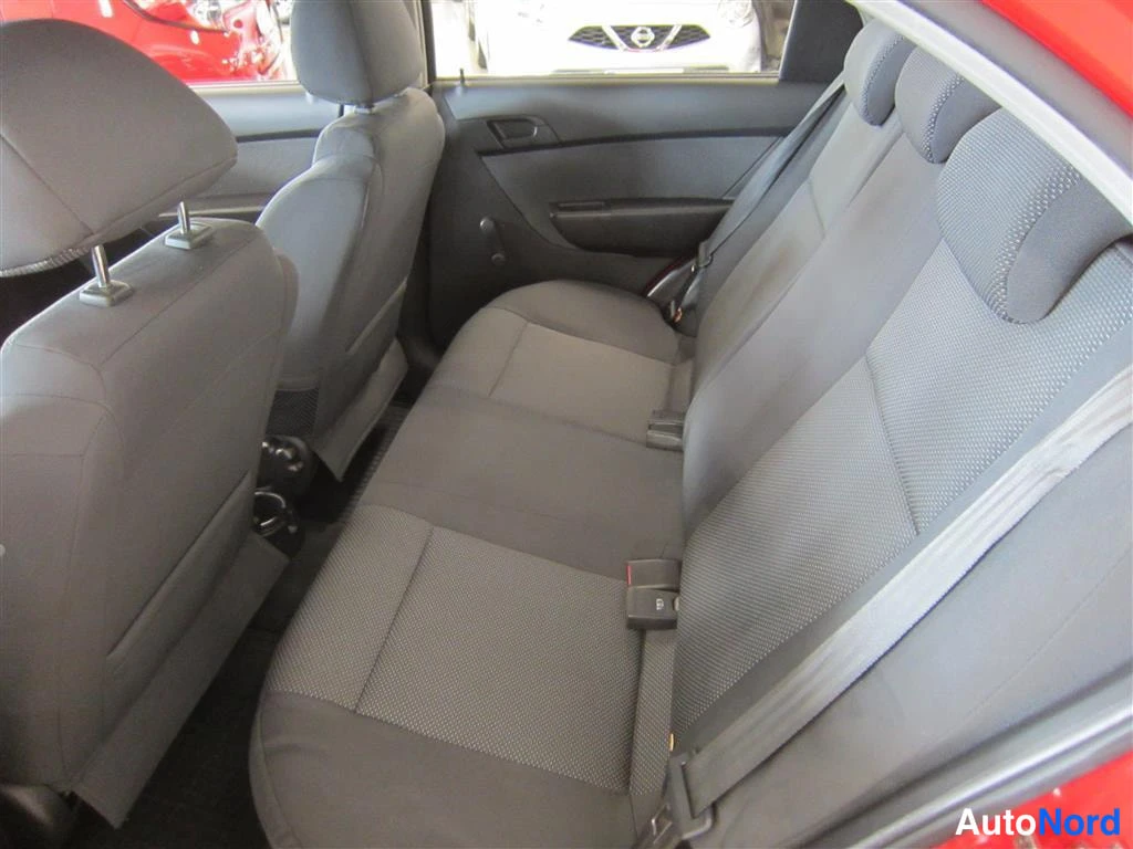 Punainen Chevrolet Aveo 2007, takaistuimet, kuva 13