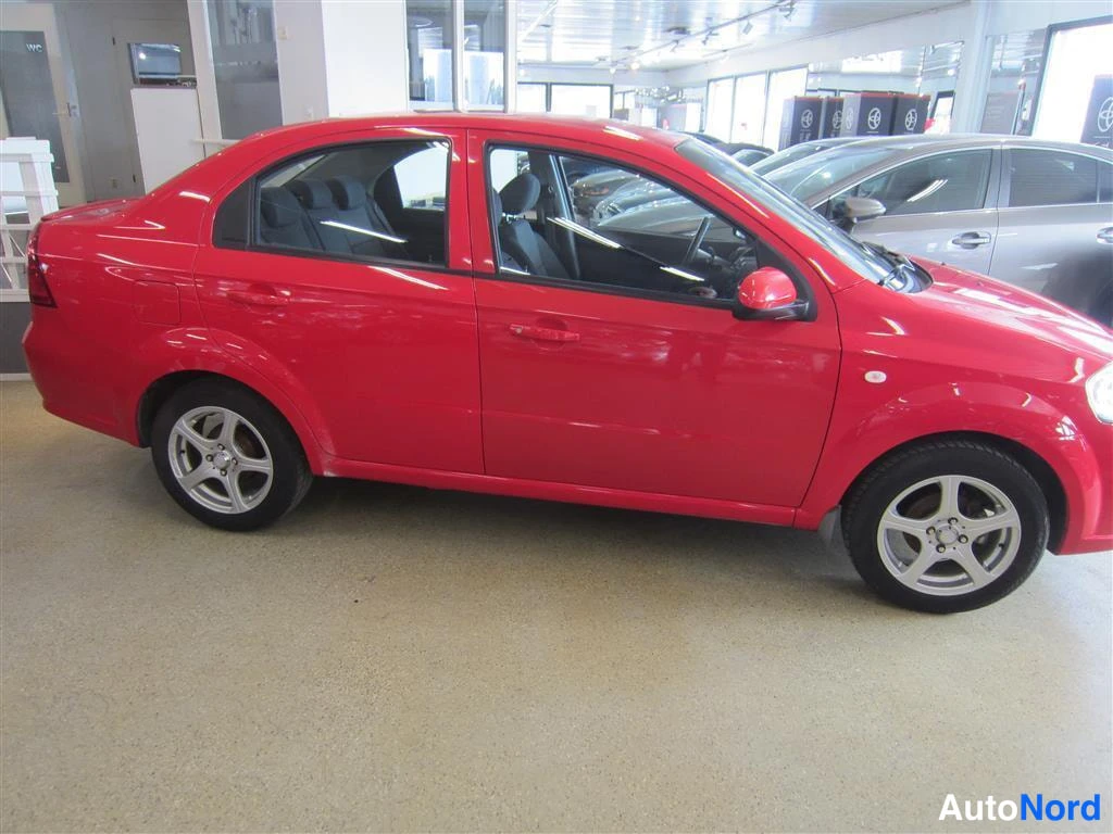 Punainen Chevrolet Aveo 2007, etuviisto, keula oikealle, kuva 2