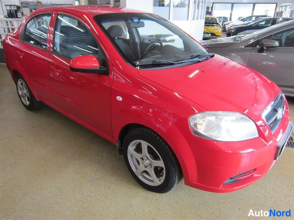 Punainen Chevrolet Aveo 2007, etuviisto, keula oikealle, kuva 3