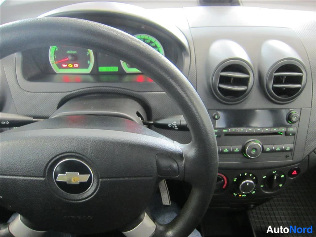 Punainen Chevrolet Aveo 2007, ohjaamo, kuva 9