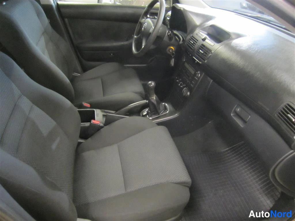 Beige Toyota Avensis 2004, ohjaamo, kuva 9