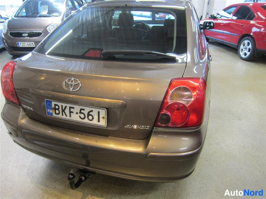 Beige Toyota Avensis 2004, takaa, kuva 7
