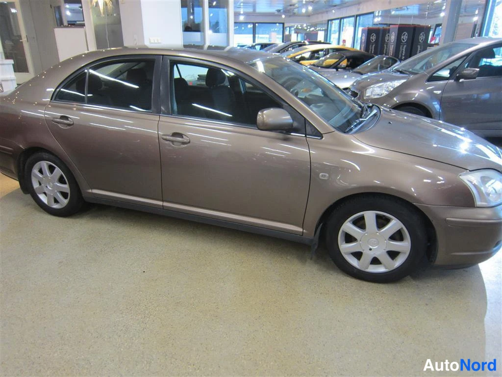 Beige Toyota Avensis 2004, etuviisto, keula oikealle, kuva 3