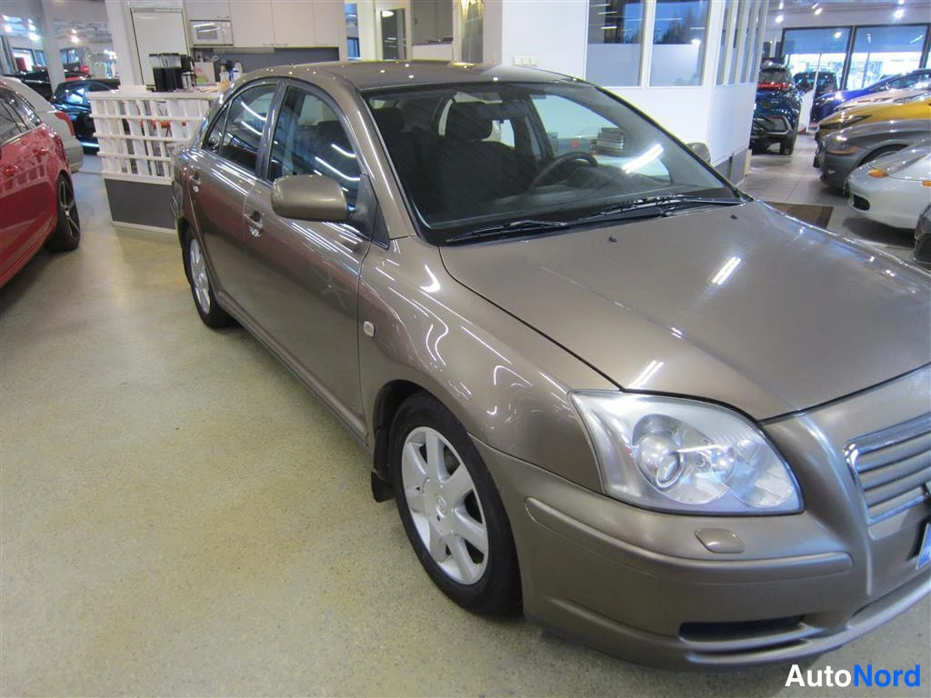 Beige Toyota Avensis 2004, etuviisto, keula oikealle, kuva 2