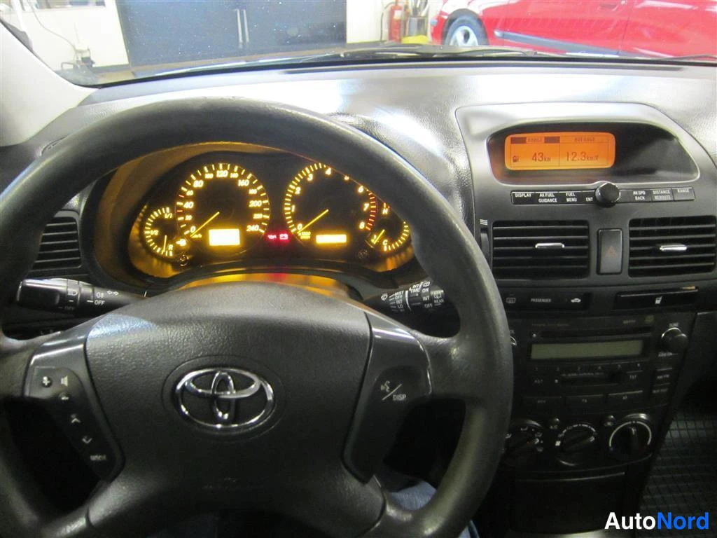 Beige Toyota Avensis 2004, ohjaamo, kuva 8