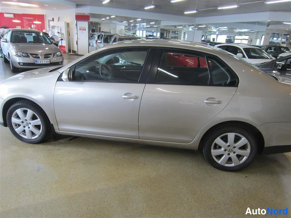Beige Volkswagen Jetta 2008, sivulta, kuva 4