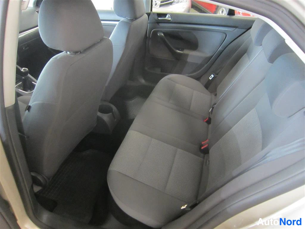 Beige Volkswagen Jetta 2008, takaistuimet, kuva 11
